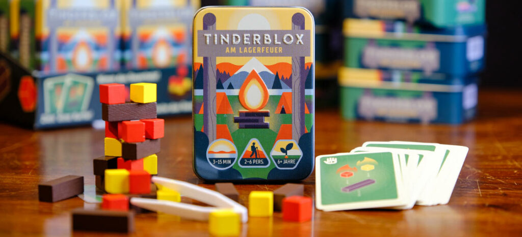 Foto vom Minzdosenspiel »Tinderblox« mit allen Komponenten (Karten, Holzklötzchen, Pinzette)